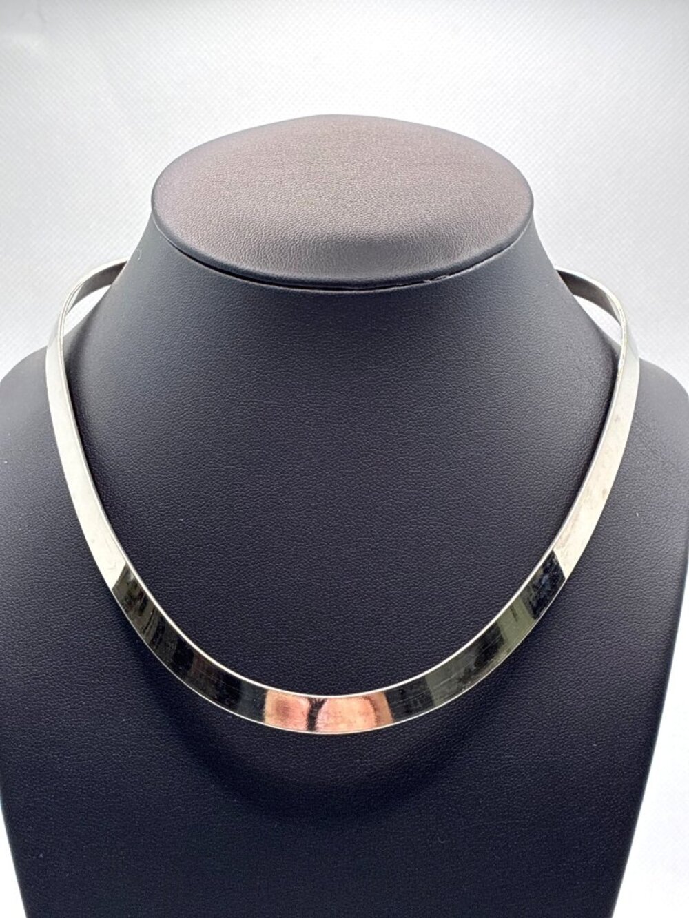 Vtg Silver-Tone Flat Polished Finish Collar Choker Necklace Hook Clasp Closure